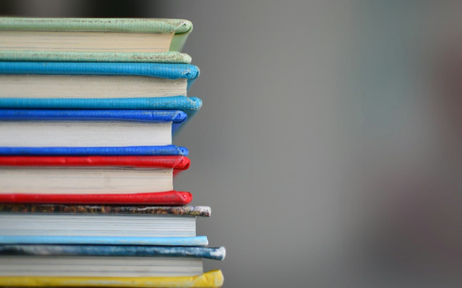 Renkli kapaklı kitap yığını